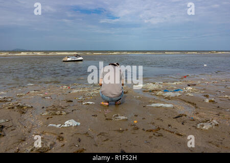 Problème d'environnement la pollution plastique dans l'océan ,la pollution dans la plage, bouteilles en plastique et autres déchets échoués sur la plage Banque D'Images