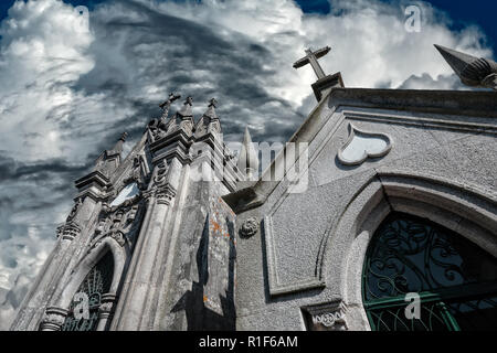 Vieux cimetière européen chapelles de granit spectaculaires contre ciel nuageux Banque D'Images