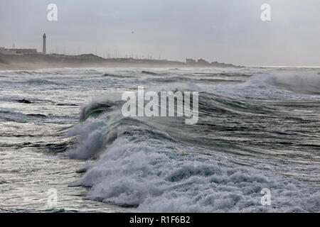 L'automne du paysage marin. Approche de l'onde longue côte du Portugal du nord. Banque D'Images