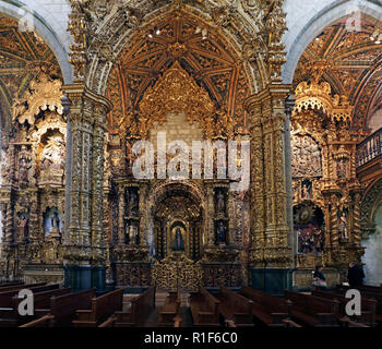 Porto, Portugal - Mars 23, 2015 : partie latérale de l'autel de l'église de San Francisco (High ISO photo) Banque D'Images