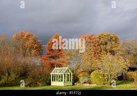 Une maison verte dans un jardin d'automne, England, UK Banque D'Images