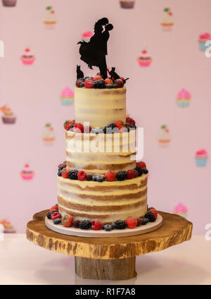 Délicieux gâteau de mariage avec des fraises fraîches, fruits rouges, et framboises. Banque D'Images