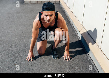 Coureur en course posent sur la ville. rue de plein air formation sprinter Banque D'Images