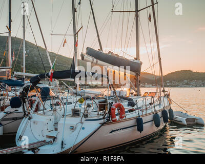 Voiliers dans le port au coucher du soleil sur la journée d'été sur l'île de Vis en Croatie Banque D'Images