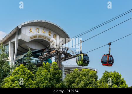 ZHANGJIAJIE, Hunan, Chine - 11 juil 2018 : La station de base du téléphérique de la montagne Tianmen est situé dans le centre de la ville de Zhangjiajie. Banque D'Images