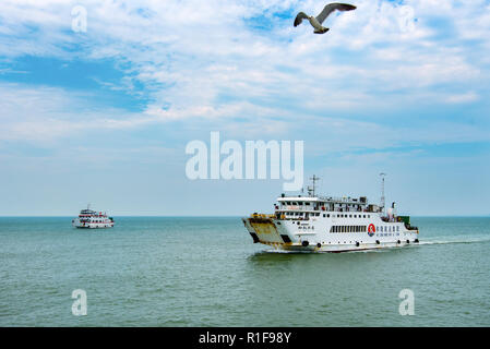 Linyi, Shandong, Chine - 18 juil 2018 : Qingdao Port a de nombreux services de traversier à l'échelle locale Changdao Îles. Banque D'Images