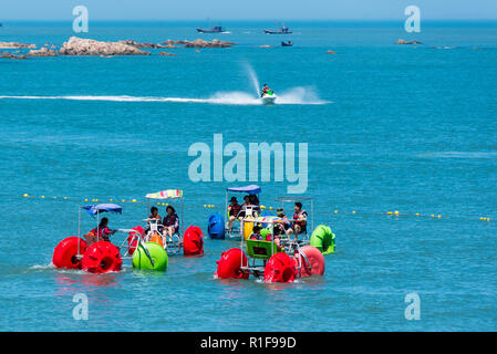 YUEYAWAN BEICHANGSHANDAO CHANGDAO, Île, Îles, Shandong, Chine- 19JUL 2018 : les touristes profiter de la mer à Moon Bay. Banque D'Images