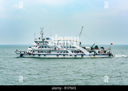 Linyi, Shandong, Chine - 18 juil 2018 : Bateau de tourisme voyageant entre l'Île Changdao et Penglai Banque D'Images