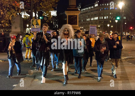 Tenir une bougie militants Vigile lumineux de marche de payer des hommages à l'LGBTQA et victimes de crimes haineux. Des militants de la femme brésilienne contre le fascisme UK, se sont rassemblés devant l'ambassade du Brésil à Londres pour protester contre l'élection et le futur gouvernement d'extrême droite Jaïr Bolzonaro candidat comme président du Brésil. L'avenir de l'Bolzonaro gouvernement est perçu comme une menace pour les femmes, les groupes minoritaires, et le LGBTQA communauté. Au cours de la veillée, les militants ont rendu hommage aux victimes comme Marielle Franco, un sociologue membre du socialisme de gauche et Parti de la liberté qui a été élu à un siège sur la ville de Rio Banque D'Images