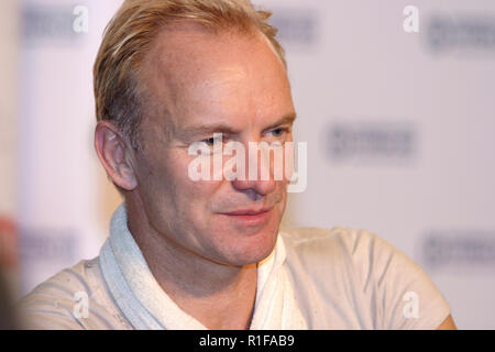 Varsovie, Mazovie / Pologne - 2005/09/24 : Sting - Gordon Sumner, chanteur, musicien, compositeur et chanteur - chef de la Police de la bande musicale dans un p Banque D'Images