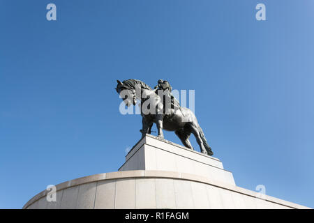 Monument à Jan Zizkov à Prague, République tchèque, sur une claire journée d'été, représentant une statue d'un guerrier médiéval sur un cheval Banque D'Images