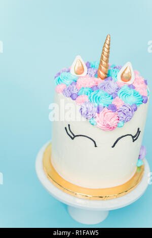 Unicorn Gastronomique Gateau Avec Glacage Buttercream Roses Et Mauves Sur Fond Bleu Photo Stock Alamy
