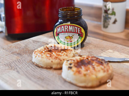 Les crumpets chauds grillés avec du beurre et de la marmite pour le petit déjeuner Banque D'Images