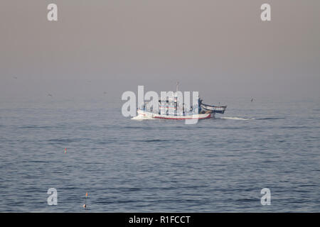 Matosinhos, Portugal - 29 septembre 2015 : la pêche de la sardine portugaise Taditional chalutier en bois voile vers le port de Leixoes dans un matin brumeux. Banque D'Images