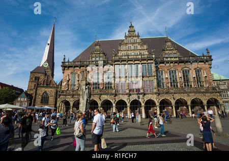 Marktplatz, Brême. Deutschland Allemagne. Une scène à l'ensemble de la place du marché en direction de l'hôtel de ville, l'Rathous. C'est une journée ensoleillée donc il y a beaucoup de décideurs touristiques à explorer et profiter du soleil. Banque D'Images