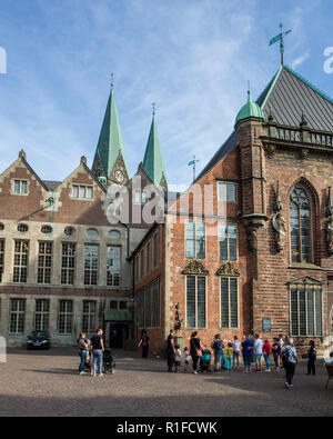 Marktplatz, Brême. Deutschland Allemagne. Un regard derrière l'hôtel de ville, hôtel de ville, où l'obtenir pour voir et toucher le fameux Bremer Stadtmusikanten sculpture. C'est une journée ensoleillée donc il y a beaucoup de touristes à explorer et profiter du soleil. Banque D'Images