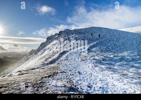 Les promeneurs sur les balances ont chuté Ridge, Blencathra, en hiver, Lake District, Cumbria, Royaume-Uni Banque D'Images