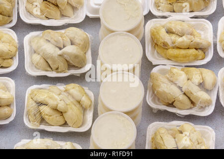 Bande de durian avec look yummy peel durians à affichage du marché. Banque D'Images