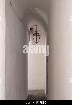 Passage arqué étroit avec lampe dans la ville d'Amalfi, sur la côte amalfitaine, en Italie. Banque D'Images