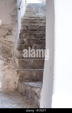 Passage arqué étroit avec des pas dans la ville d'Amalfi, sur la côte amalfitaine, en Italie. Banque D'Images