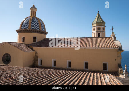 Praiano, Italie. Gros plan de l'église de San Gennaro dans la petite ville de Praiano, sur la côte amalfitaine, dans le sud de l'Italie Banque D'Images