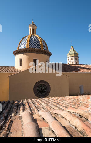 Praiano, Italie. Gros plan de l'église de San Gennaro dans la petite ville de Praiano, sur la côte amalfitaine, dans le sud de l'Italie Banque D'Images