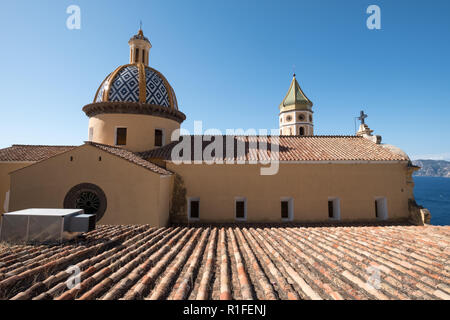 Praiano, Italie. Gros plan de l'église de San Gennaro dans la petite ville de Praiano, sur la côte amalfitaine, dans le sud de l'Italie Banque D'Images