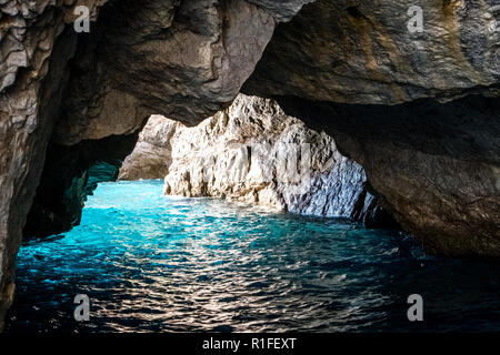 Le Green Grotto (également connu sous le nom de la grotte d'Émeraude), Grotta Verde, sur la côte de l'île de Capri, dans la baie de Naples, Italie. Banque D'Images
