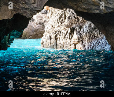 Le Green Grotto (également connu sous le nom de la grotte d'Émeraude), Grotta Verde, sur la côte de l'île de Capri, dans la baie de Naples, Italie. Banque D'Images