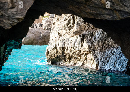 Le Green Grotto (également connu sous le nom de la grotte d'Émeraude), Grotta Verde, sur la côte de l'île de Capri, dans la baie de Naples, Italie. Banque D'Images