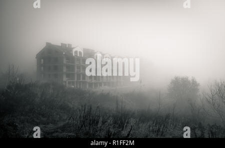 Site de construction abandonnés dans un emplacement distant monté brouillard Banque D'Images