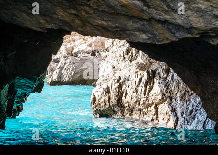Le Green Grotto (également connu sous le nom de la grotte d'Émeraude), Grotta Verde, sur la côte de l'île de Capri, dans la baie de Naples, Italie. Banque D'Images