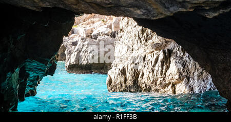 Le Green Grotto (également connu sous le nom de la grotte d'Émeraude), Grotta Verde, sur la côte de l'île de Capri, dans la baie de Naples, Italie. Banque D'Images