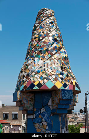 Obélisque de couleur vive sur le toit de la Palau Guell house conçu par Antoni Gaudi, Barcelone, Espagne Banque D'Images
