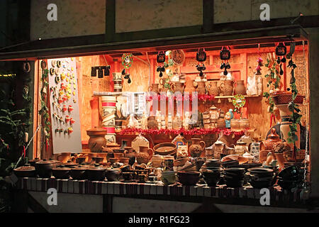 VINNYTSIA, UKRAINE - janvier 05, 2013 : Petite boutique sur le marché de Noël sur la place Européenne Banque D'Images