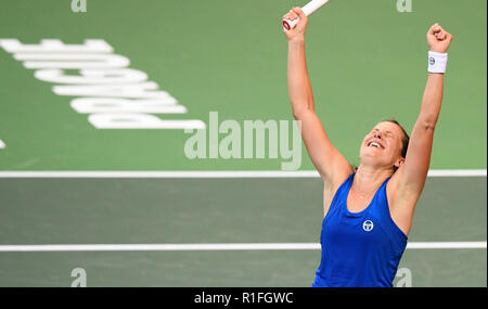 Prague, République tchèque. 10 Nov, 2018. Le joueur de tennis tchèque Barbora Strycova célèbre sa victoire contre nous tennis player Sofia Kenin (pas vu) lors de la finale 2018 de la Fed Cup entre la République tchèque et les Etats-Unis, caoutchouc 1, des célibataires, à l'O2 Arena de Prague, en République tchèque, le 10 novembre 2018. Credit : Michal Kamaryt/CTK Photo/Alamy Live News Banque D'Images