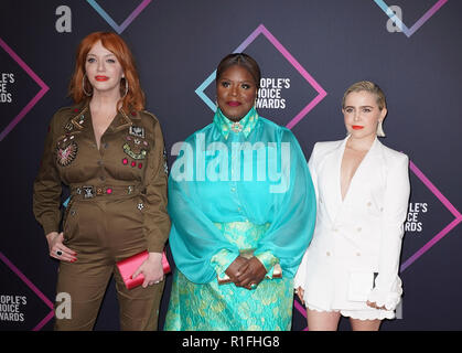 SANTA MONICA, CA - le 11 novembre : Christina Hendricks, Retta, Mae Whitman assister à la People's Choice Awards 2018 au Barker Hangar le 11 novembre 2018 à Santa Monica, en Californie. Photo : imageSPACE/MediaPunch Banque D'Images
