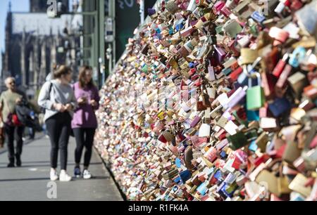 Plus de 100 000 cadenas amour accrocher sur la clôture du Pont Hohenzollern à Cologne. Avec plus de 1 200 trains par jour, le pont est le pont ferroviaire le plus fréquenté en Allemagne. (27 septembre 2018) | dans le monde entier Banque D'Images