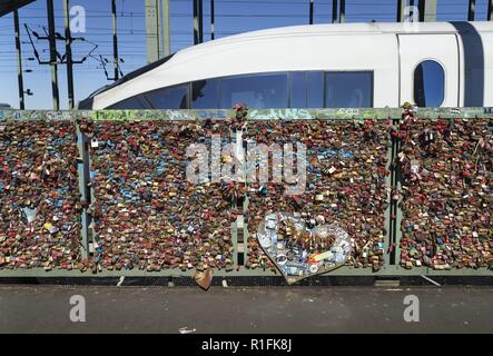 Une glace traverse le pont Hohenzollern à Cologne. La clôture en treillis à côté des morceaux est densément couverte de plus de 100 000 cadenas d'amour. Le pont est le pont ferroviaire le plus fréquenté en Allemagne. (27 septembre 2018) | dans le monde entier Banque D'Images