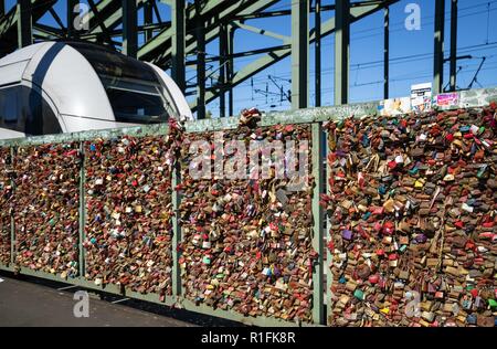 Plus de 100 000 cadenas amour accrocher sur la clôture du Pont Hohenzollern à Cologne. Avec plus de 1 200 trains par jour, le pont est le pont ferroviaire le plus fréquenté en Allemagne. (27 septembre 2018) | dans le monde entier Banque D'Images