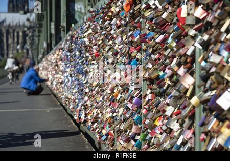 Plus de 100 000 cadenas amour accrocher sur la clôture du Pont Hohenzollern à Cologne. Avec plus de 1 200 trains par jour, le pont est le pont ferroviaire le plus fréquenté en Allemagne. (27 septembre 2018) | dans le monde entier Banque D'Images