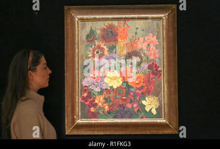 Bonhams. Londres, Royaume-Uni. 12Th Nov, 2018. Un membre du personnel examine 'Panel de fleurs' par Cedric Morris (1889-1982) huile sur toile (Estimation £000) offriront. Bonhams Modern Art britannique et irlandais aperçu. Vente aux enchères qui se tiendra le 14 novembre 2018. Credit : Dinendra Haria/Alamy Live News Banque D'Images