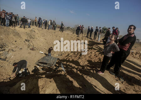 Khan Younis, Territoires palestiniens. 12Th Nov, 2018. Palestiniens inspecter les dommages causés par une frappe aérienne dans le cadre d'une opération de l'armée israélienne. Credit : Mohammed Talatini/dpa/Alamy Live News Banque D'Images