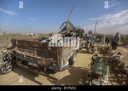 Khan Younis, Territoires palestiniens. 12Th Nov, 2018. Demeure de dommages automobiles chargé sur un camion après une frappe aérienne dans le cadre d'une opération de l'armée israélienne. Credit : Mohammed Talatini/dpa/Alamy Live News Banque D'Images