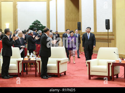 (181112) -- BEIJING, 12 novembre 2018 (Xinhua) -- le président chinois Xi Jinping rencontre une délégation de Hong Kong et de Macao à Beijing, capitale de la Chine, 12 novembre 2018. La délégation est ici pour célébrer le 40e anniversaire de la réforme et de l'ouverture. (Xinhua/Wang Ye) (gxn) Banque D'Images