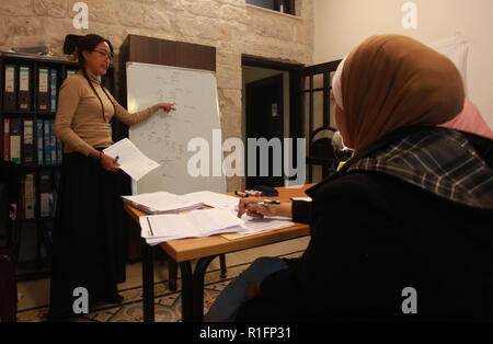 Naplouse. 11Th Nov, 2018. Alicia Stickney (L) enseigne à une classe de langue chinoise dans la ville cisjordanienne de Naplouse, le 11 novembre 2018. Stickney, un jeune de 25 ans volontaire américain né coréen, chinois appris comme étudiant à l'Université de l'Oklahoma avant de visiter Shanghai pour découvrir plus sur la culture chinoise et le. Elle est arrivée à Naplouse pour partager son expérience avec la langue chinoise et d'offrir le cours de langue pour les jeunes Palestiniens. Pour aller avec les jeunes Palestiniens : Apprenez le chinois pour renforcer les liens. Credit : Nidal Eshtayeh/Xinhua/Alamy Live News Banque D'Images