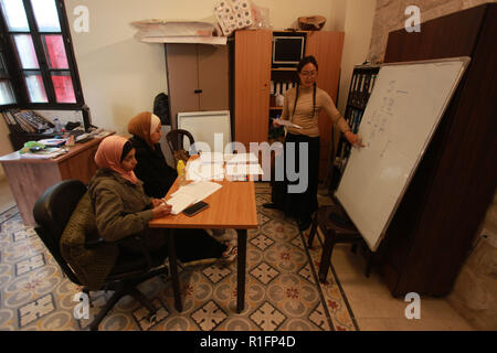 Naplouse. 11Th Nov, 2018. Alicia Stickney (R) enseigne à une classe de langue chinoise dans la ville cisjordanienne de Naplouse, le 11 novembre 2018. Stickney, un jeune de 25 ans volontaire américain né coréen, chinois appris comme étudiant à l'Université de l'Oklahoma avant de visiter Shanghai pour découvrir plus sur la culture chinoise et le. Elle est arrivée à Naplouse pour partager son expérience avec la langue chinoise et d'offrir le cours de langue pour les jeunes Palestiniens. Pour aller avec les jeunes Palestiniens : Apprenez le chinois pour renforcer les liens. Credit : Nidal Eshtayeh/Xinhua/Alamy Live News Banque D'Images