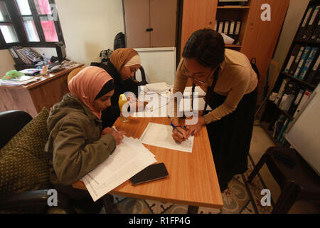 Naplouse. 11Th Nov, 2018. Alicia Stickney (R) enseigne à une classe de langue chinoise dans la ville cisjordanienne de Naplouse, le 11 novembre 2018. Stickney, un jeune de 25 ans volontaire américain né coréen, chinois appris comme étudiant à l'Université de l'Oklahoma avant de visiter Shanghai pour découvrir plus sur la culture chinoise et le. Elle est arrivée à Naplouse pour partager son expérience avec la langue chinoise et d'offrir le cours de langue pour les jeunes Palestiniens. Pour aller avec les jeunes Palestiniens : Apprenez le chinois pour renforcer les liens. Credit : Nidal Eshtayeh/Xinhua/Alamy Live News Banque D'Images