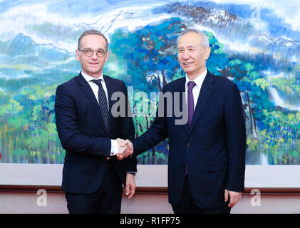 Beijing, Chine. 12Th Nov, 2018. Le vice-Premier ministre chinois Liu Il (R) rencontre avec le ministre des Affaires étrangères allemand Heiko Maas, à Beijing, capitale de la Chine, 12 novembre 2018. Credit : Liu Bin/Xinhua/Alamy Live News Banque D'Images