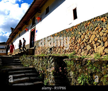 (181112) -- FUZHOU, 12 novembre 2018 (Xinhua) -- touristes visitent le complexe résidentiel de Zhuang Aijing Yangwei Meilihua Hotel - Village de la Chine du sud-est du comté, province de Fujian, le 11 novembre, 2018. Le projet, avec un total de 361 chambres couvrant la région de plus de 5 200 mètres carrés, a été construit pendant le règne de l'Empereur Daoguang dans la Dynastie Qing. Il a sauvegardé le caractère authentique de la langue vernaculaire du logement, de défense et d'eau qui sont emblématiques de ce site, en fournissant un modèle pour d'autres villages historiques à travers la Chine. La conservation de l'immeuble d'habitation de démons Aijing Zhuang Banque D'Images